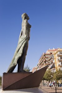 El paseo con escultura de Luis Reyes